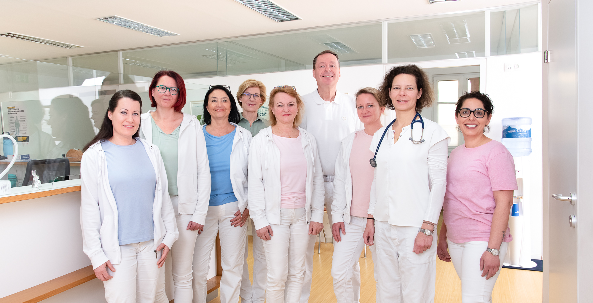 Teamfoto mit Dr. Schieder, Dr. Schnürer und den Mitarbeiter*innen der Praxis